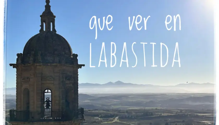Torre con campana y paisaje montañoso. Descubre qué ver en Labastida y cómo llegar a este pintoresco pueblo.