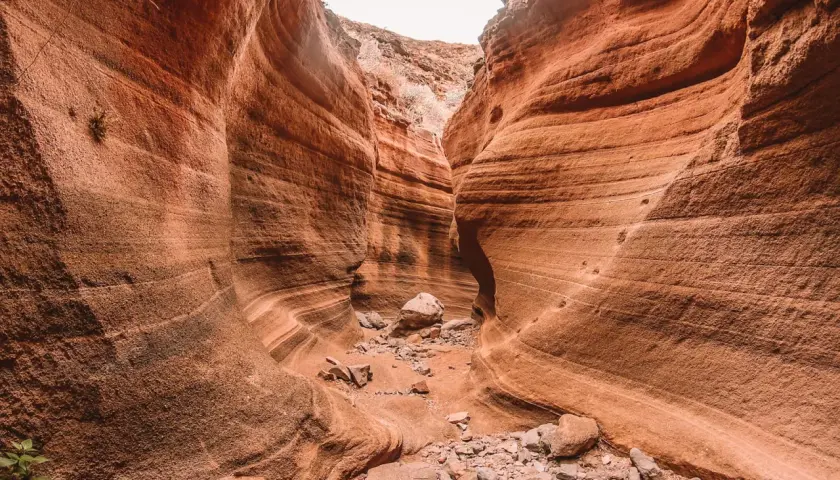 El barranco de las Vacas, un cañón de roca rojiza con capas erosionadas, parece un pasaje secreto tallado por el tiempo.