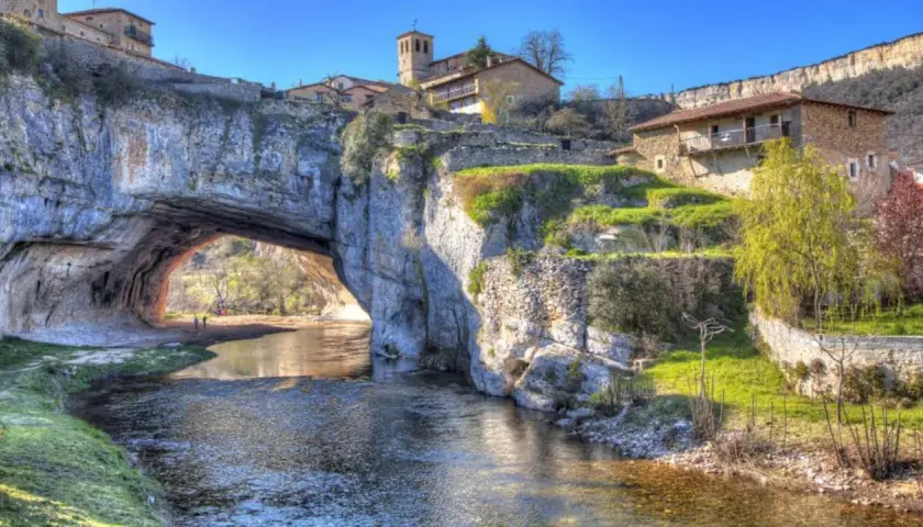 Un pueblo colgado sobre un puente natural. Descubre cómo llegar a este lugar mágico.