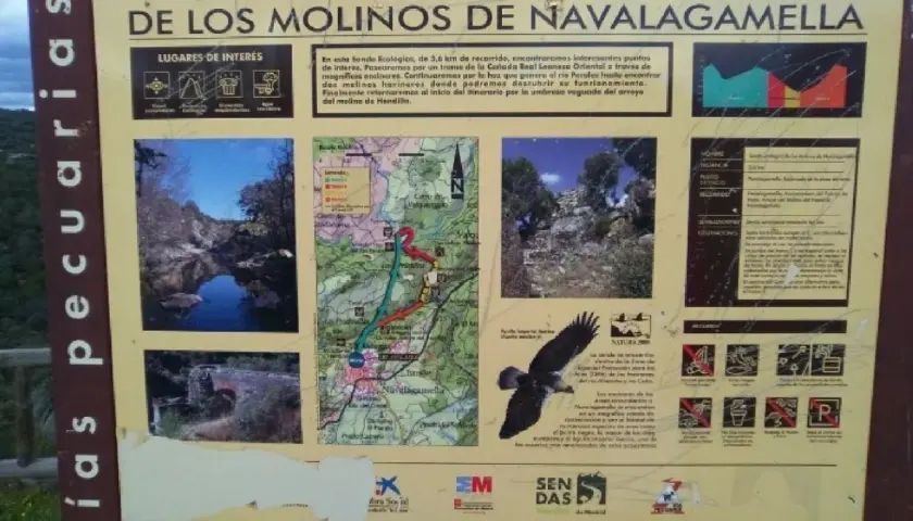 Señal informativa de la ruta de los molinos de Navalagamella, con mapa, fotos de paisajes y fauna.