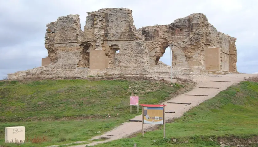 Ruinas del castillo de Tiebas, con escalones de acceso y paneles informativos.