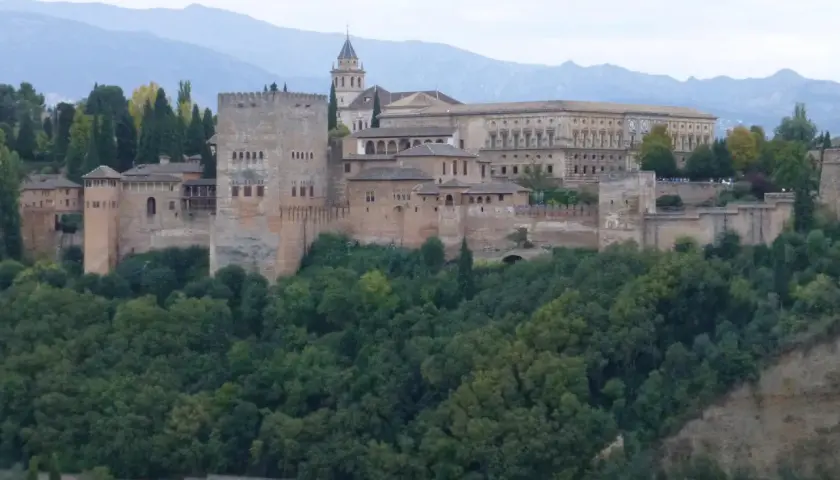 Majestuosa Alhambra en Granada, un destino que vale la pena visitar. Descubre cómo llegar a Alfacar y explora sus alrededores.