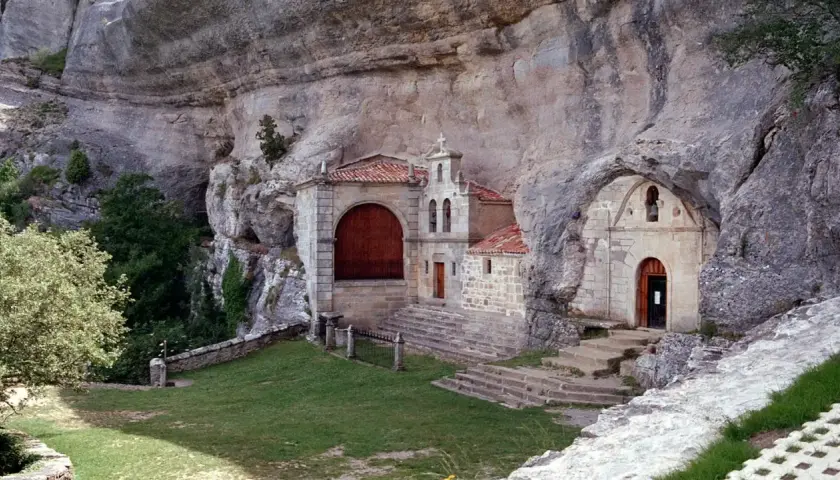 Ermita rupestre, parte de las rutas por Burgos. Un lugar histórico tallado en roca, con arquitectura tradicional y un entorno natural impresionante.