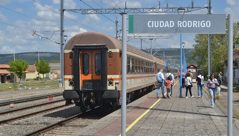 Estación de tren de Ciudad Rodrigo. Gente esperando el tren en el andén.