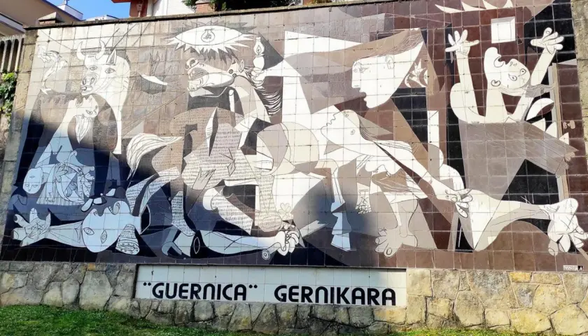 Mural de "Guernica" en Gernika. Para llegar, sigue las indicaciones hacia el centro histórico.