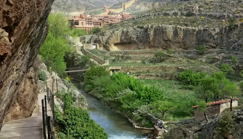 Sendero junto al río que lleva al puente colgante de Albarracín. Un lugar que ver para disfrutar de la naturaleza y el pueblo.