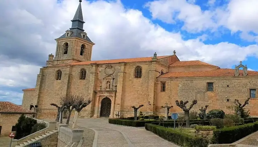 Iglesia de San Pedro Apóstol en Lerma. Para llegar, sigue las indicaciones hacia el centro del pueblo.