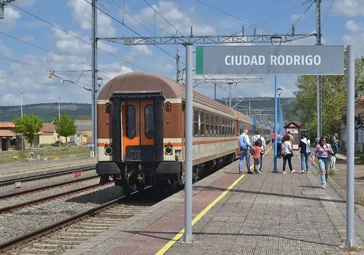 Cómo llegar a Ciudad Rodrigo - Coche, bus o tren: ¿Cuál elegir?