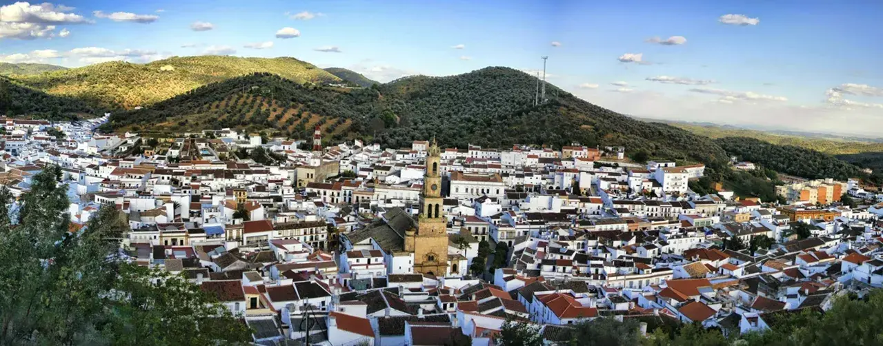 Pueblo blanco andaluz con iglesia y montañas. Descubre constantina como llegar a este pintoresco lugar.