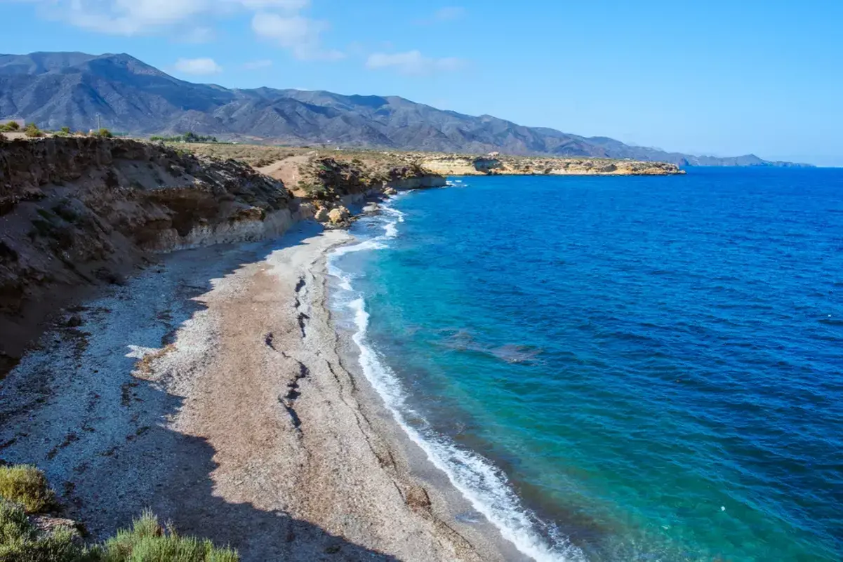 Costa de Murcia, con acantilados y aguas turquesas. Un rincón idílico entre las mejores playas de Murcia.