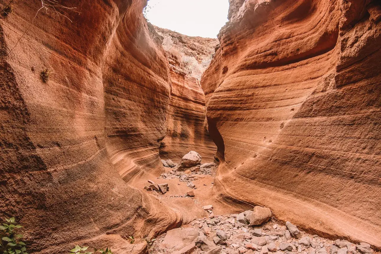 El barranco de las Vacas, un cañón de roca rojiza con capas erosionadas, parece un pasaje secreto tallado por el tiempo.