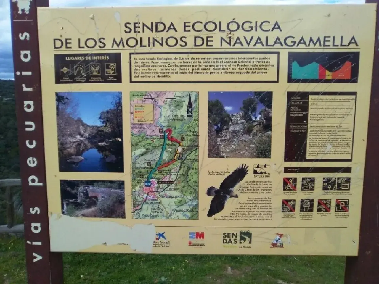 Señal informativa de la ruta de los molinos de Navalagamella, con mapa, fotos de paisajes y fauna.