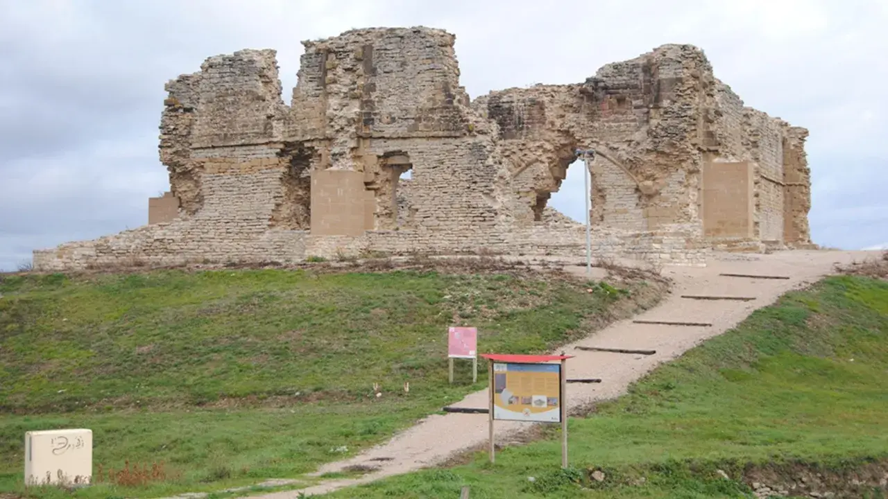 Ruinas del castillo de Tiebas, con escalones de acceso y paneles informativos.