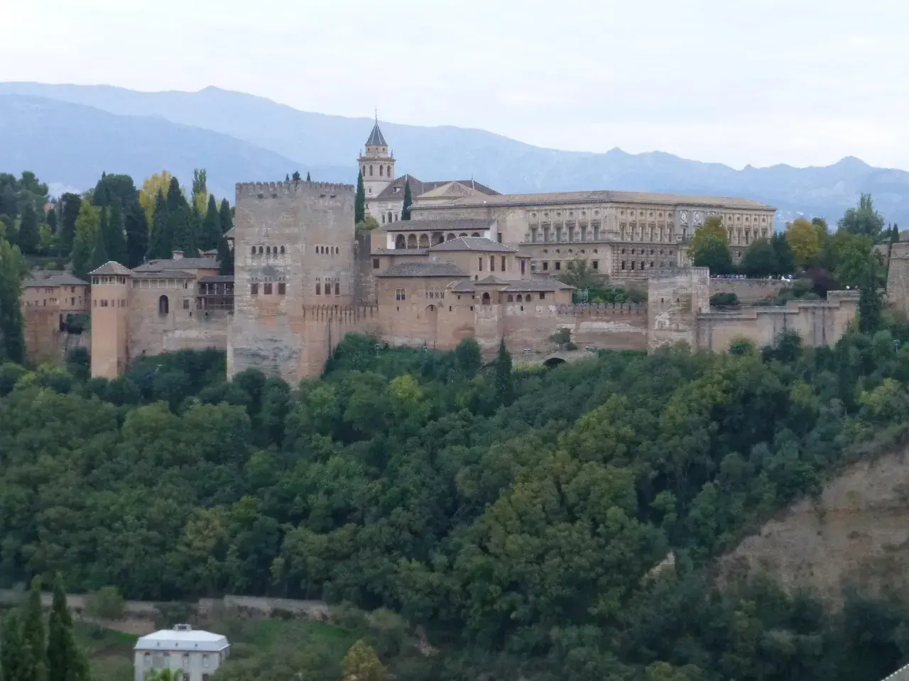 Majestuosa Alhambra en Granada, un destino que vale la pena visitar. Descubre cómo llegar a Alfacar y explora sus alrededores.