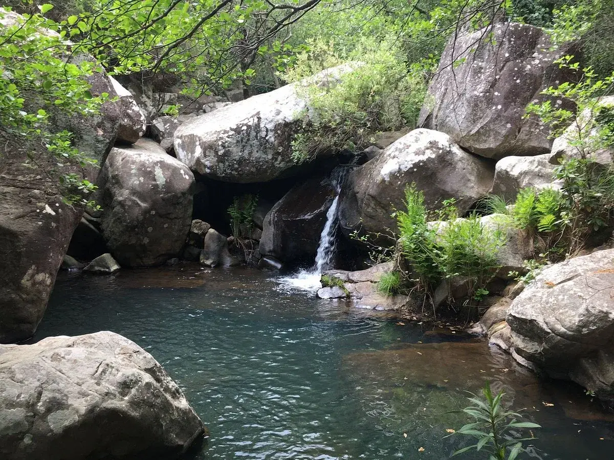 Pequeña cascada en la garganta del capitán, rodeada de rocas y vegetación exuberante.