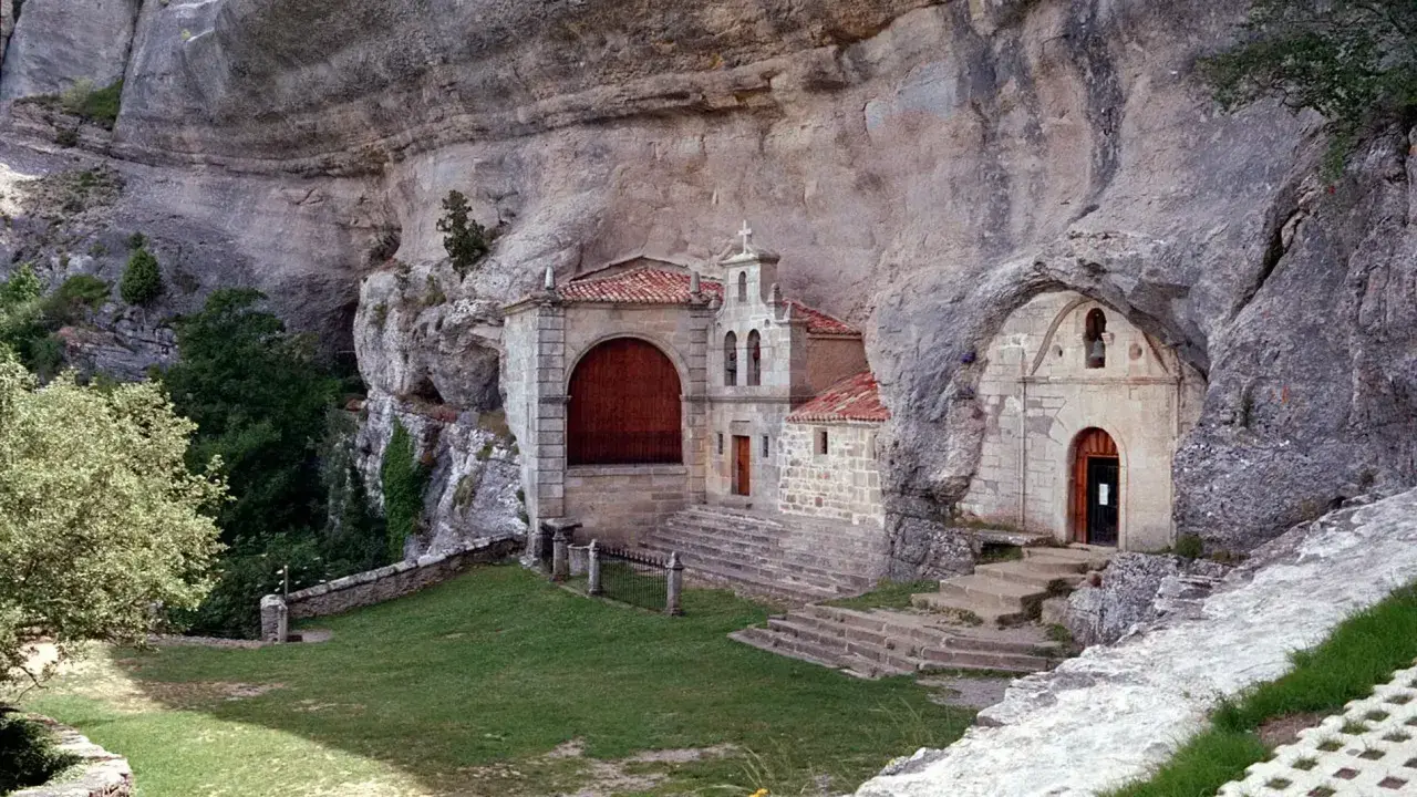 Ermita rupestre, parte de las rutas por Burgos. Un lugar histórico tallado en roca, con arquitectura tradicional y un entorno natural impresionante.
