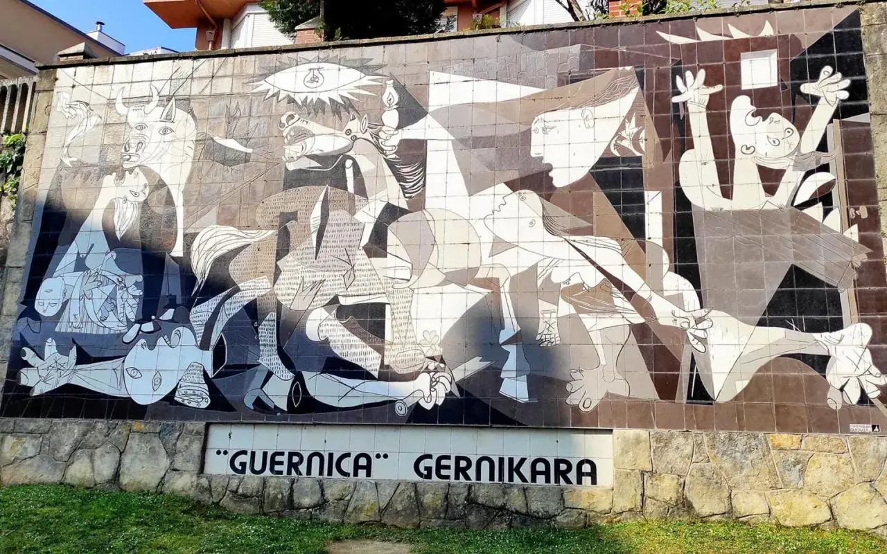 Mural de "Guernica" en Gernika. Para llegar, sigue las indicaciones hacia el centro histórico.