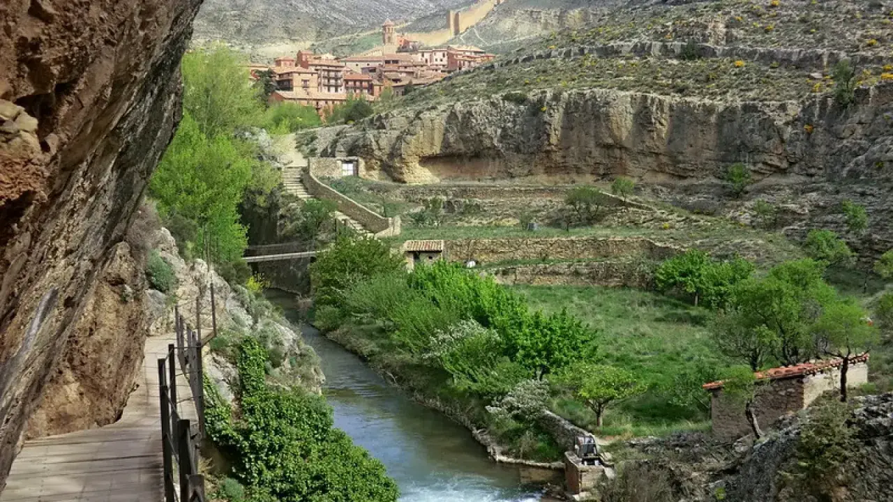 Sendero junto al río que lleva al puente colgante de Albarracín. Un lugar que ver para disfrutar de la naturaleza y el pueblo.