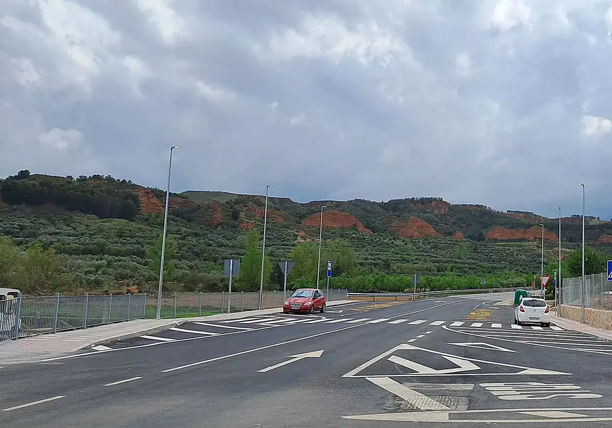 Carretera con señalización y paisaje de colinas rojizas. Para saber guadix como llegar, esta es una de las entradas.