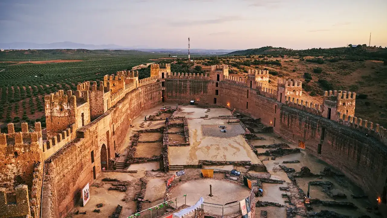 Vista aérea del castillo de Gormaz, el castillo mas antiguo de España, con sus murallas y ruinas interiores.