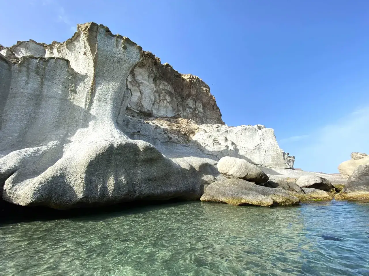 Aguas cristalinas y rocas imponentes en la cala de enmedio. Descubre cómo llegar a este paraíso natural.
