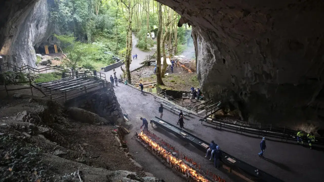 En Zugarramurdi como llegar a esta cueva con mesas y asado al fuego.