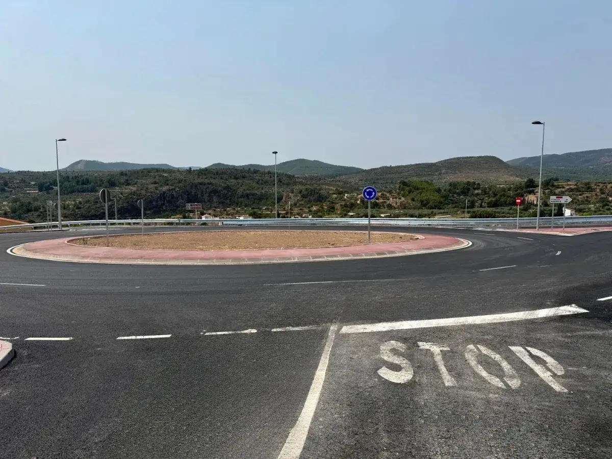 Rotonda con señal de STOP. Para llegar a Chelva, toma la salida indicada.
