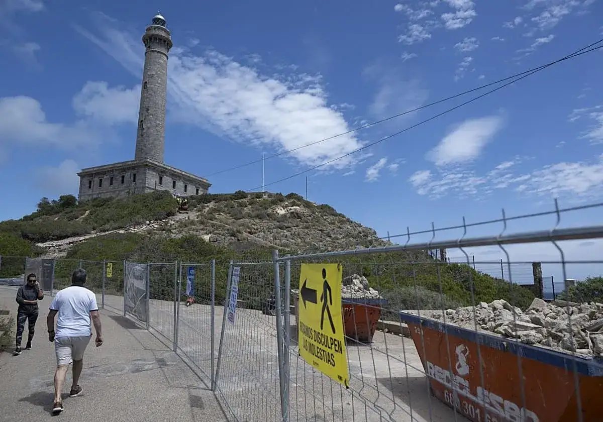 Faro de Cabo de Palos, con obras en el camino. Se&ntilde;al de desv&iacute;o y contenedores de escombros.