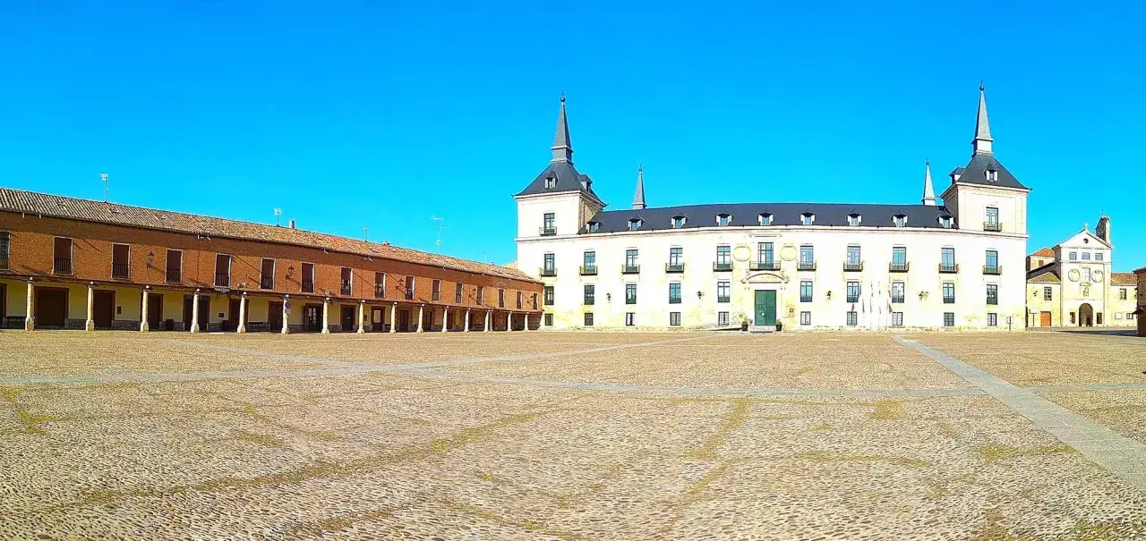 Plaza Mayor de Lerma, un lugar histórico. Para saber cómo llegar, busca indicaciones a la Plaza Ducal.