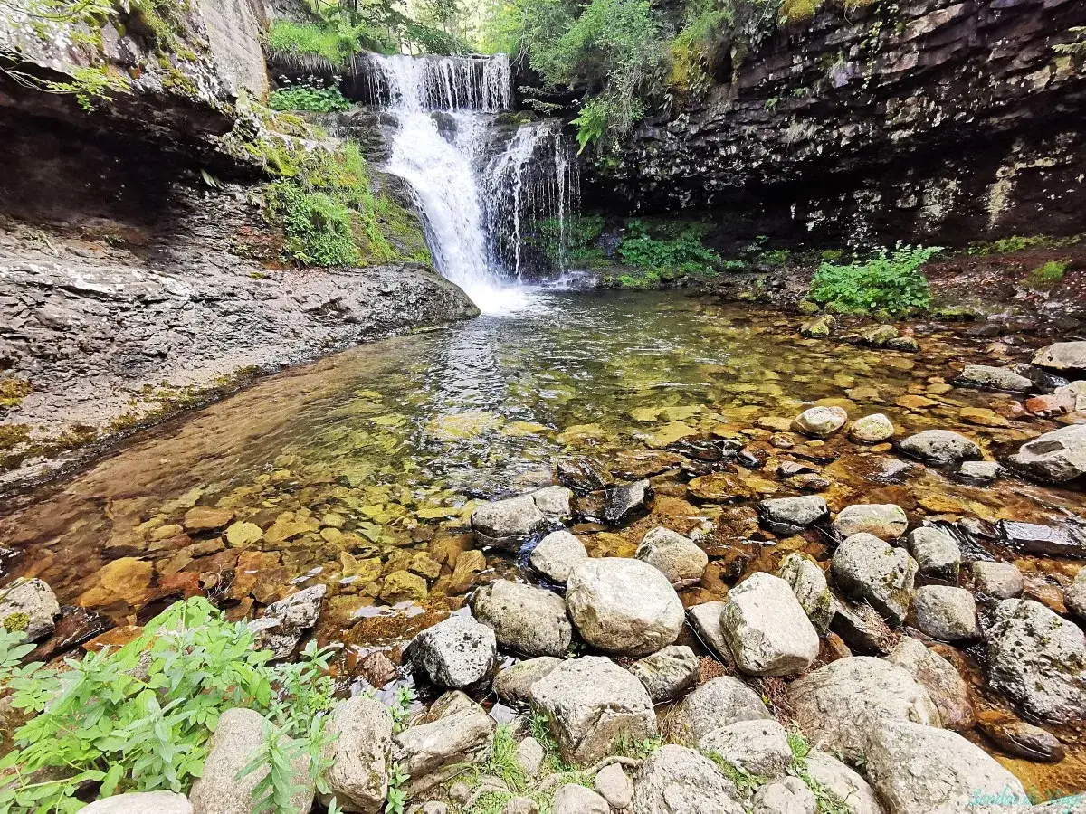 Cascadas de Puente Ra, un rincón natural con agua cristalina y rocas.
