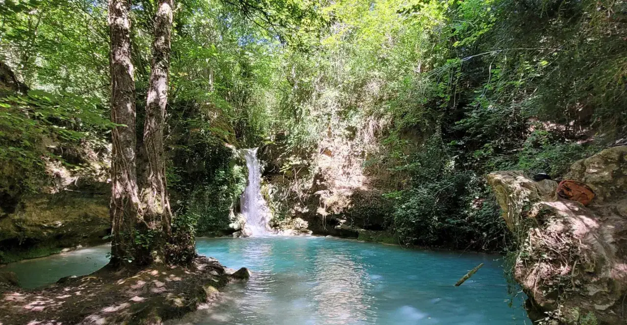 Cascada en la ruta del agua Berganzo, con agua turquesa y vegetaci&oacute;n exuberante. Un lugar id&iacute;lico para disfrutar de la naturaleza.