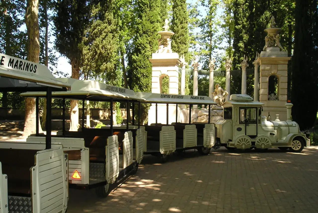 Tren turístico en los Jardines del Príncipe. Para saber aranjuez como llegar, toma este tren que recorre el centro histórico y el Palacio Real.
