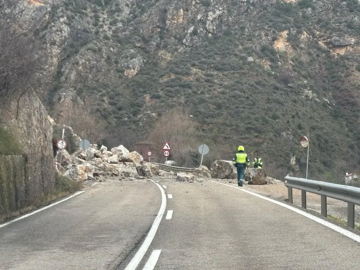 Desprendimiento de rocas bloquea la carretera. Para llegar a Arnedillo, busca rutas alternativas.