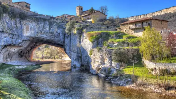 Un pueblo colgado sobre un puente natural. Descubre cómo llegar a este lugar mágico.